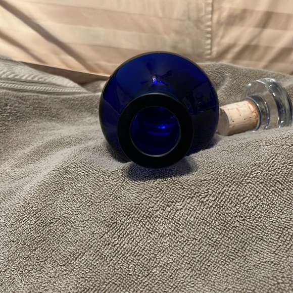 Beautiful Ultimat Vodka decanter cobalt blue with clear stopper and base empty - Picture 4 of 7